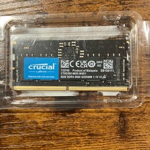 Crucial 8GB DDR5 SODIMM - Black and Blue